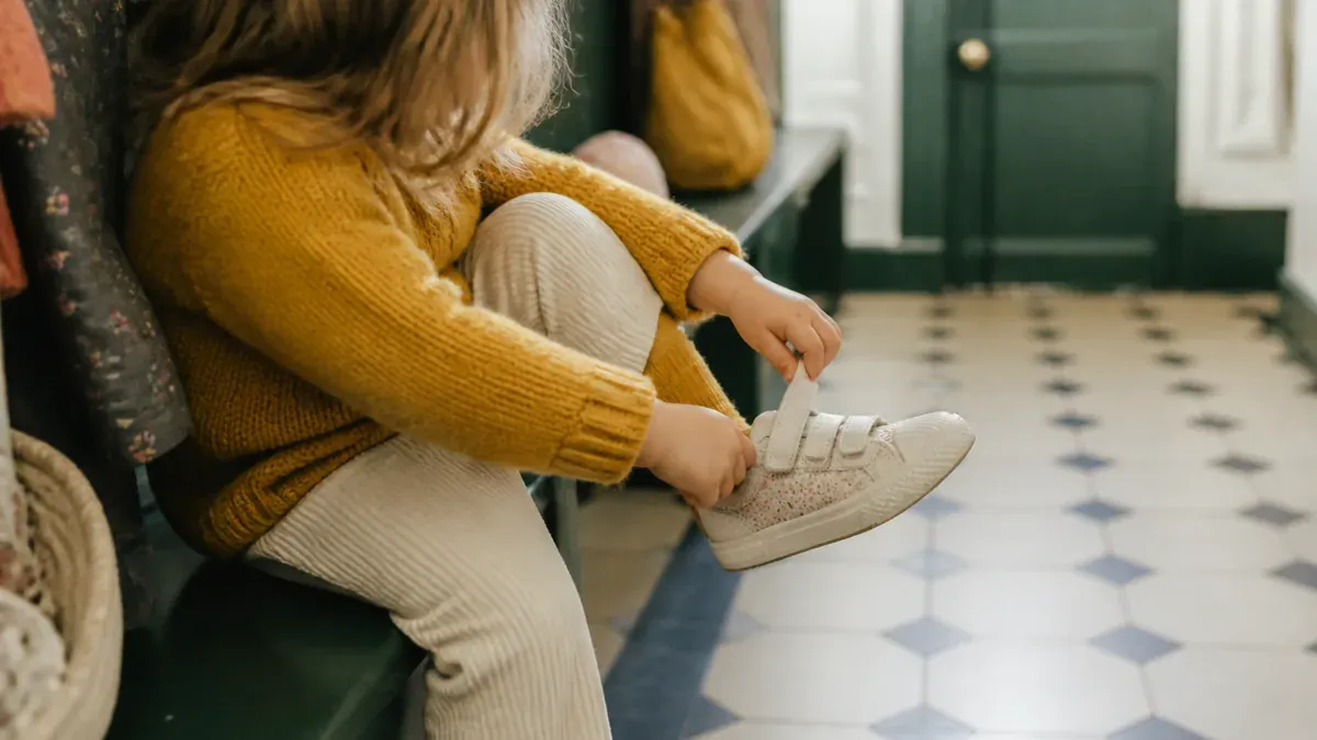 Comment apprendre à un enfant à mettre ses chaussures seul