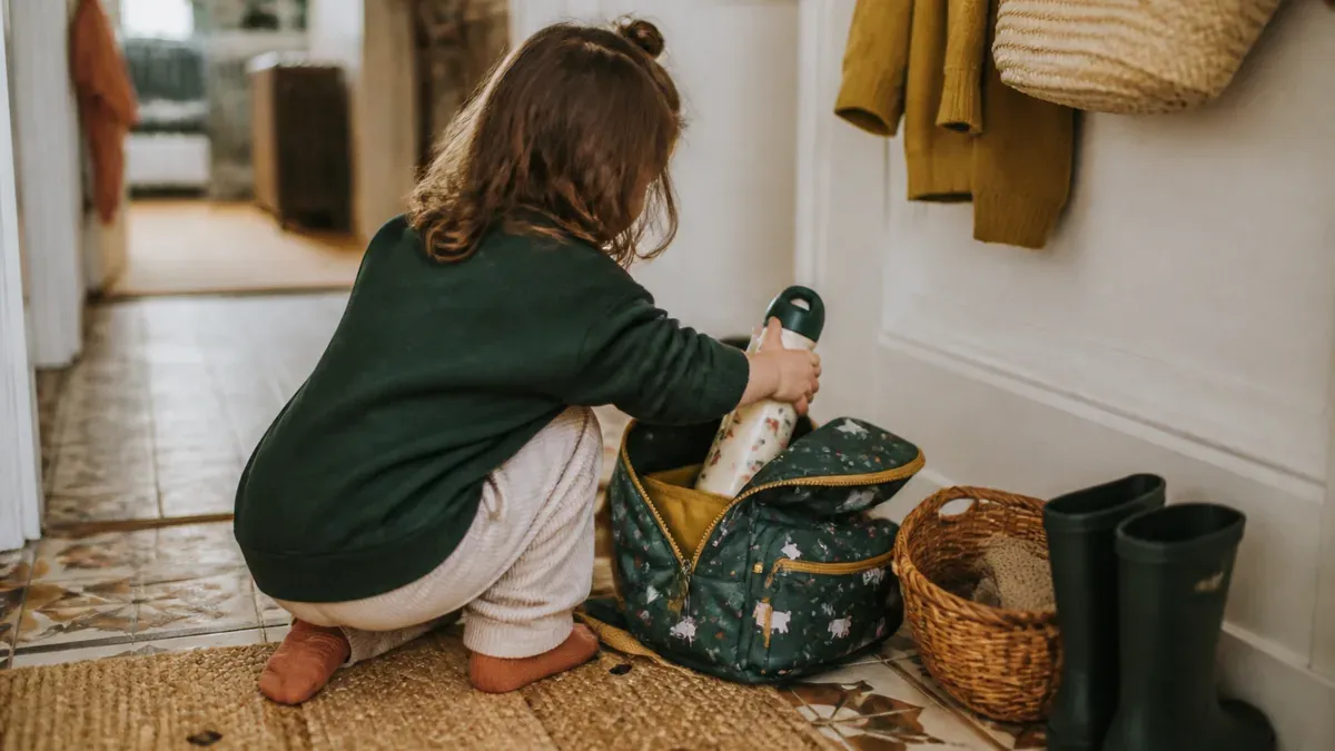 Le sac de maternelle se prépare avec l’enfant, étape par étape