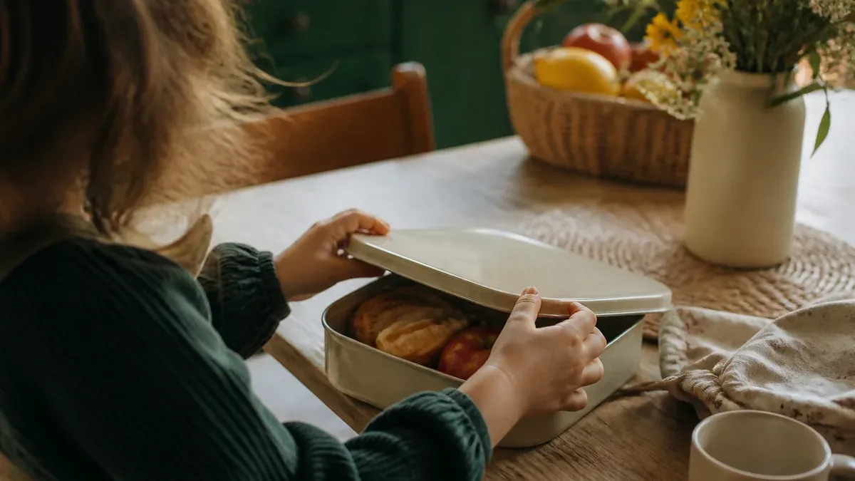 La boîte à goûter maternelle facilite les gestes d’autonomie