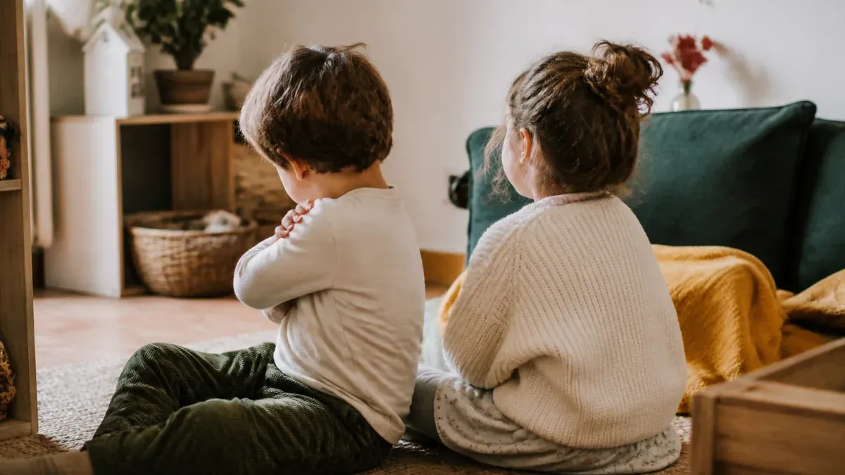 La jalousie dans une fratrie à la maternelle se comprend et s’encadre