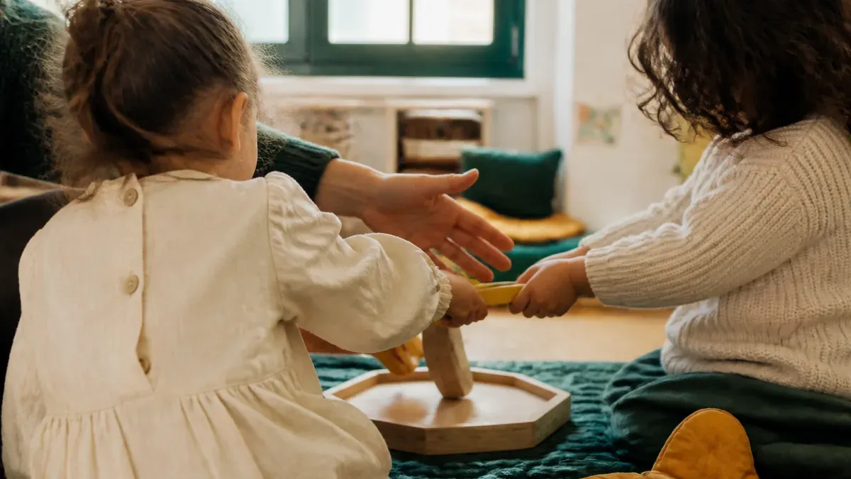 Quand un conflit entre enfants de maternelle éclate, comment agir ?
